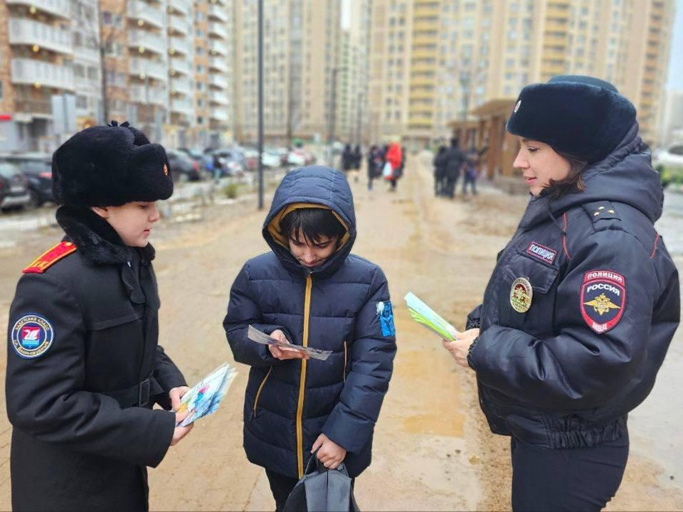 Сотрудники ГИБДД и кадеты научили детей правилам безопасности во дворах