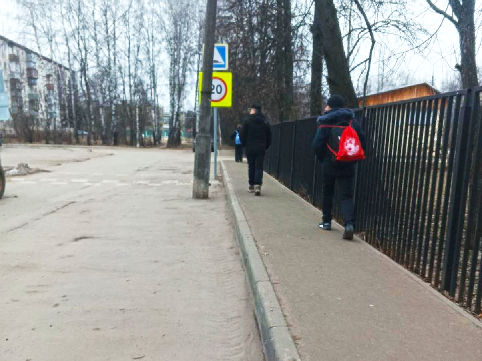 Во дворе дома на улице Строителей коммунальщики убрали мусор и старую листву