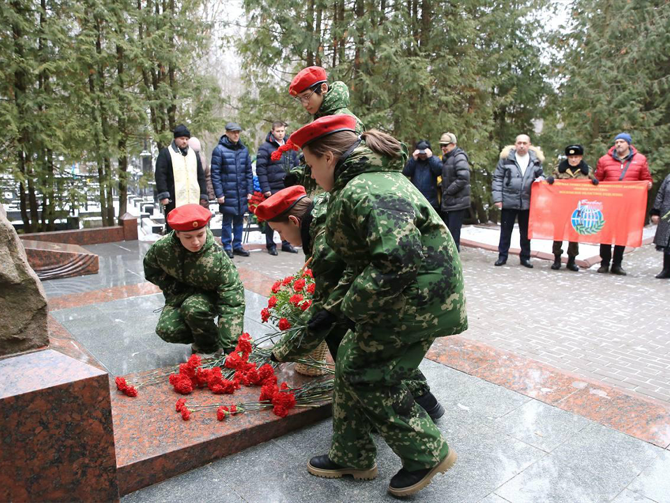 В Долгопрудном почтили память героев Афганской войны, возложив цветы к мемориалу