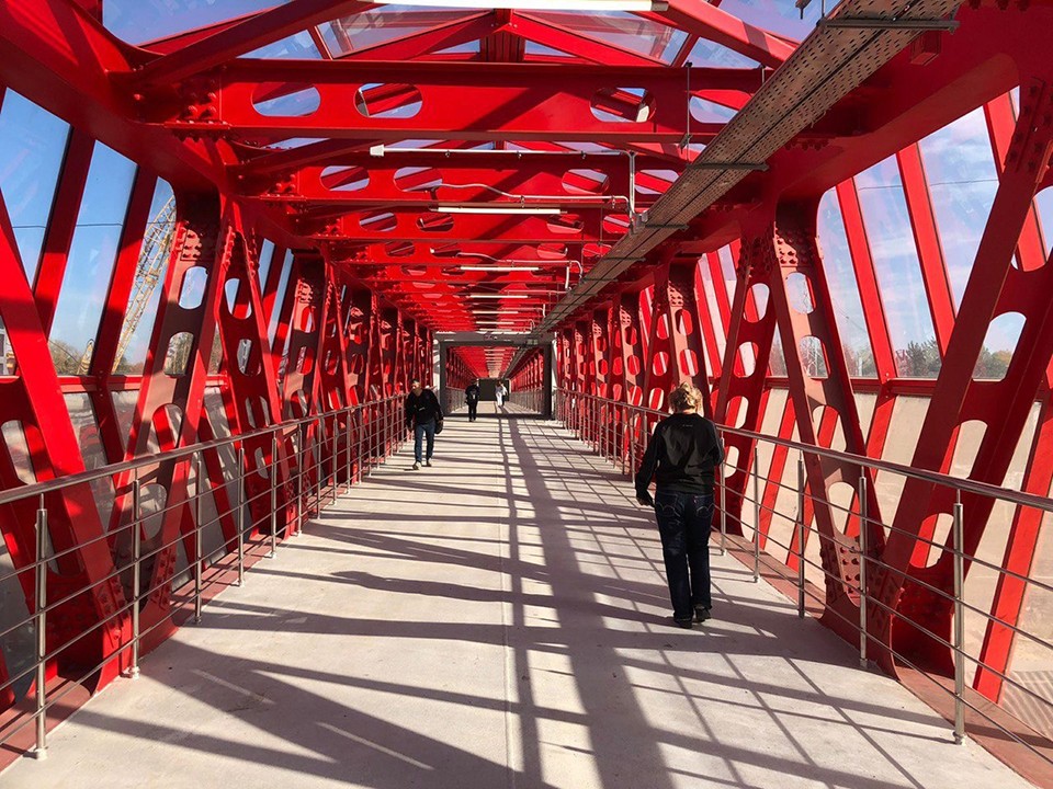 Пассажиры ж/д станции в Серпухове превратили переход в общественный туалет