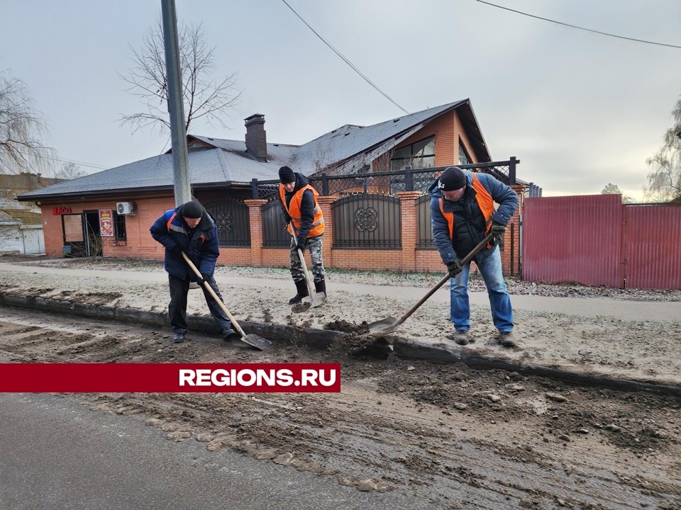 Проезжую часть на Октябрьской очистили от сора