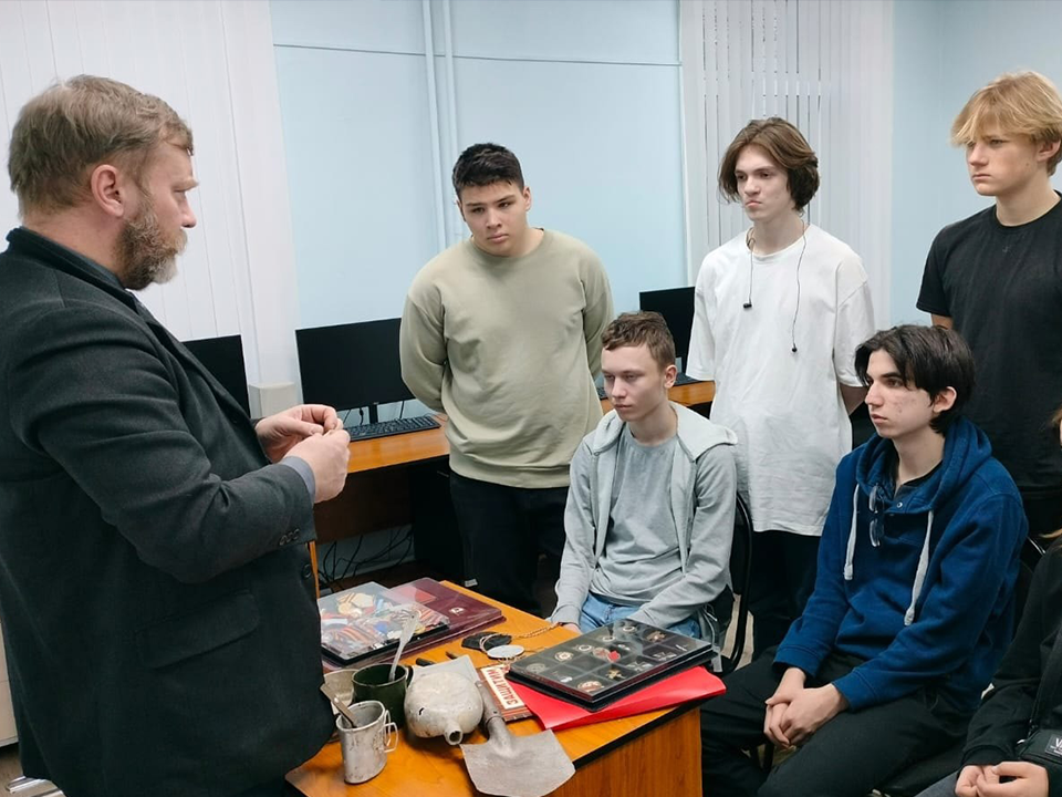 Боевые награды и предметы быта советских солдат показали школьникам на интерактивной лекции