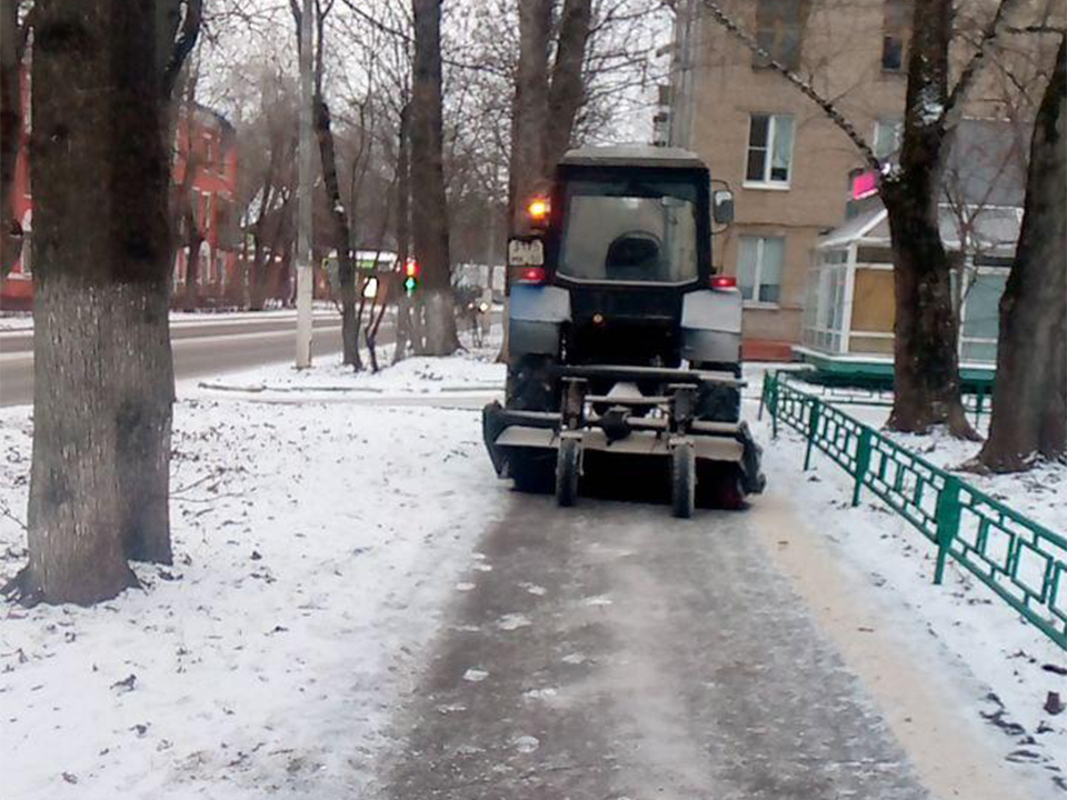 На улице Ленина в Долгопрудном ведется противогололедная обработка