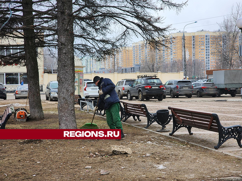 На площади Собина в Долгопрудном порядок наводили два трактора и команда коммунальщиков