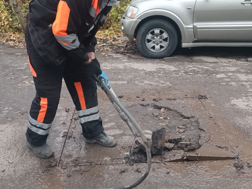 Яму на пешеходном переходе в Королеве устранили после инцидента с коляской