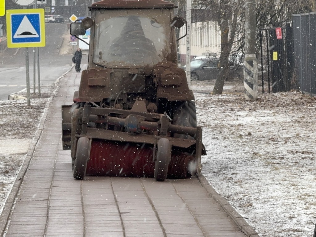 В Аничкове трактор устроил «песчаную бурю» на улице