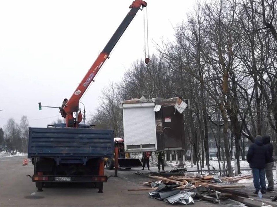 В Кострово убрали киоск, который мешал жителям и портил вид поселка