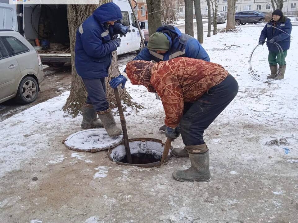 Воскресенские коммунальщики прочистили 12 канализационных колодцев