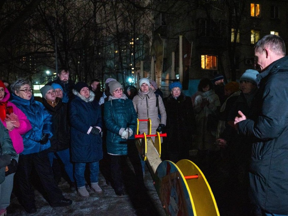 Во дворе на Комсомольской отремонтируют освещение детской площадки