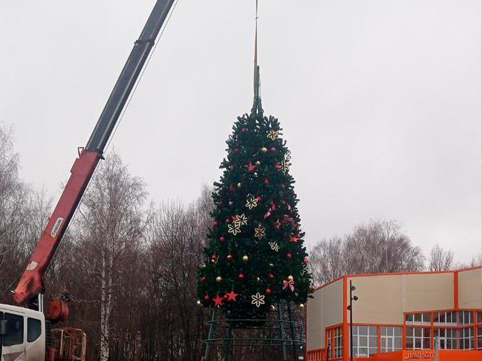 С улиц Долгопрудного начали убирать новогодние елки