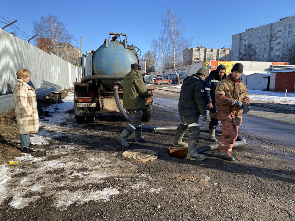 Более 50 кубометров нечистот откачали из системы канализации в Правдинском