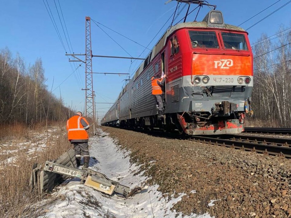 Поезд врезался в фуру на переезде Барыбино — Михнево