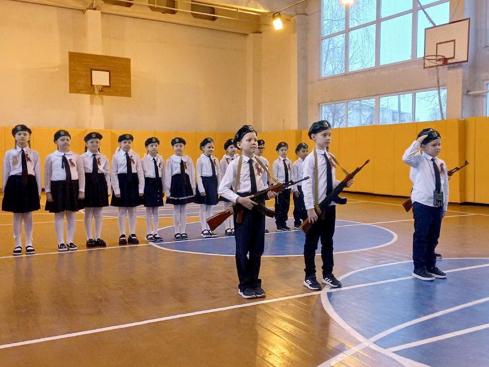 Дети в синих беретах промаршировали в школе №5 в Ногинске