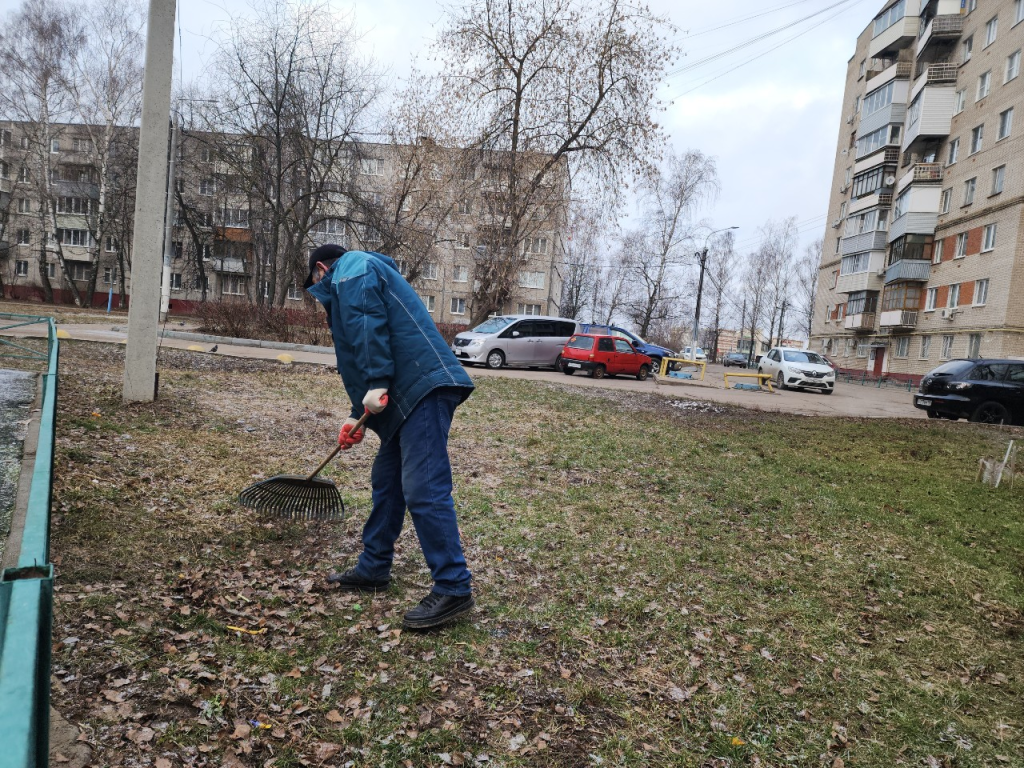 Во дворах на Менделеева, Серова, Чапаева и Грищенко уберут листву и вывезут мусор