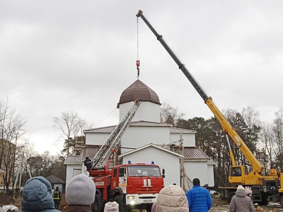 Купол и крест установили на храм Преображения Господня в Загорянском