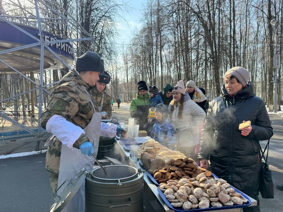 Раздача ленточек с триколором, полевая кухня и квест: королевцы отмечают праздник в парке