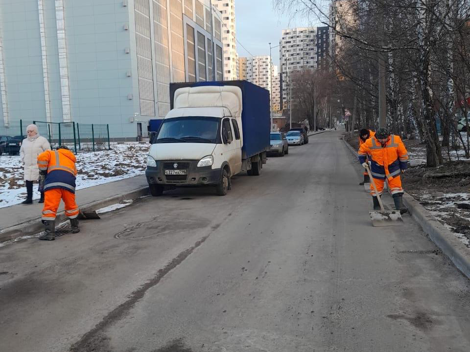 На улице Молодежная в Долгопрудном специалисты проводят ямочный ремонт и очистку обочин