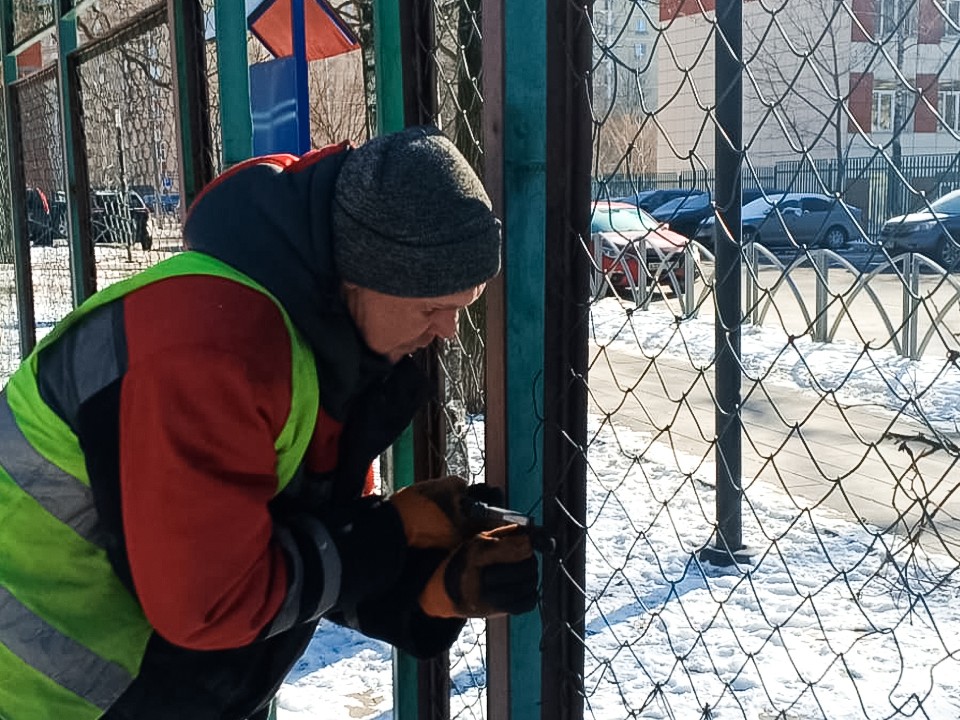 В Новом Измайлово отремонтировали ограждение спортплощадки после жалоб жителей