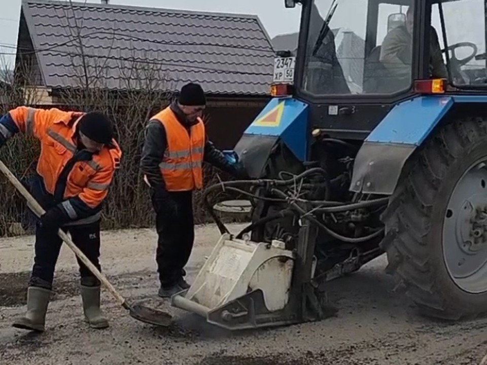 На улицах Садовой, Боровой и Красноармейской коммунальщики провели ямочный ремонт