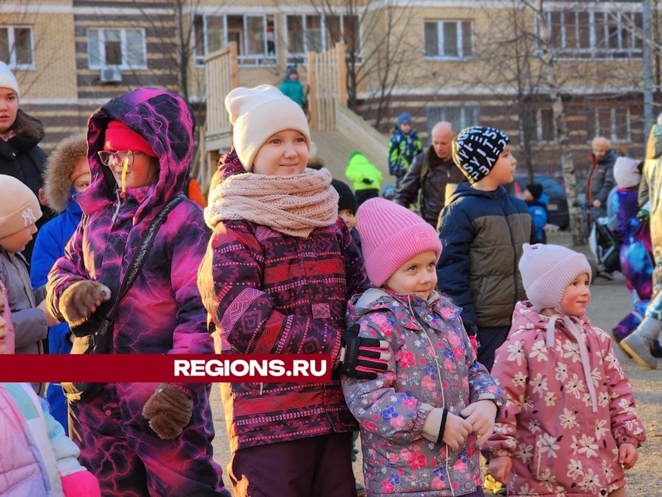 В Аничково для детей организовали масленичные гуляния с песнями и плясками