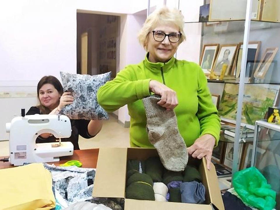 Носки и шарфы для бойцов СВО вяжут жительницы Воскресенска