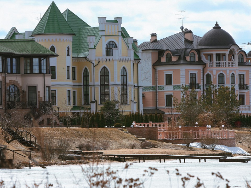 Самые роскошные загородные дома Московской области стали дешеветь