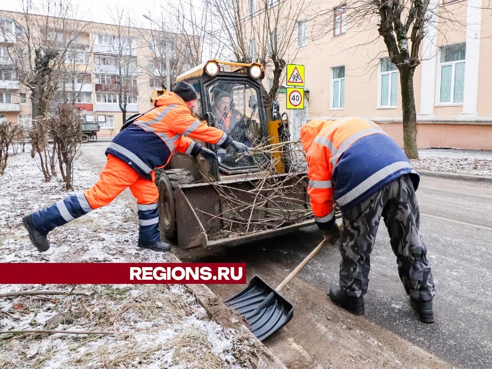 В Клину коммунальщики убрали грязь и ветки с улиц Театральная, Красная и Гайдара