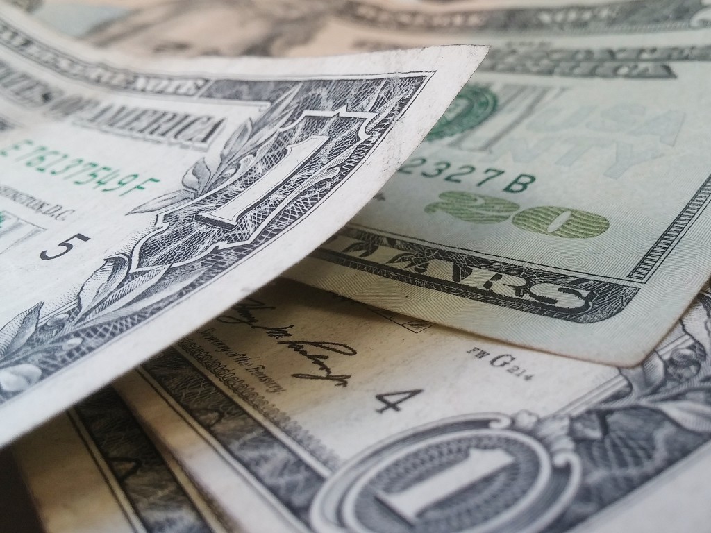 Доллар опустился ниже 86 руб. впервые с начала августа 2024 года