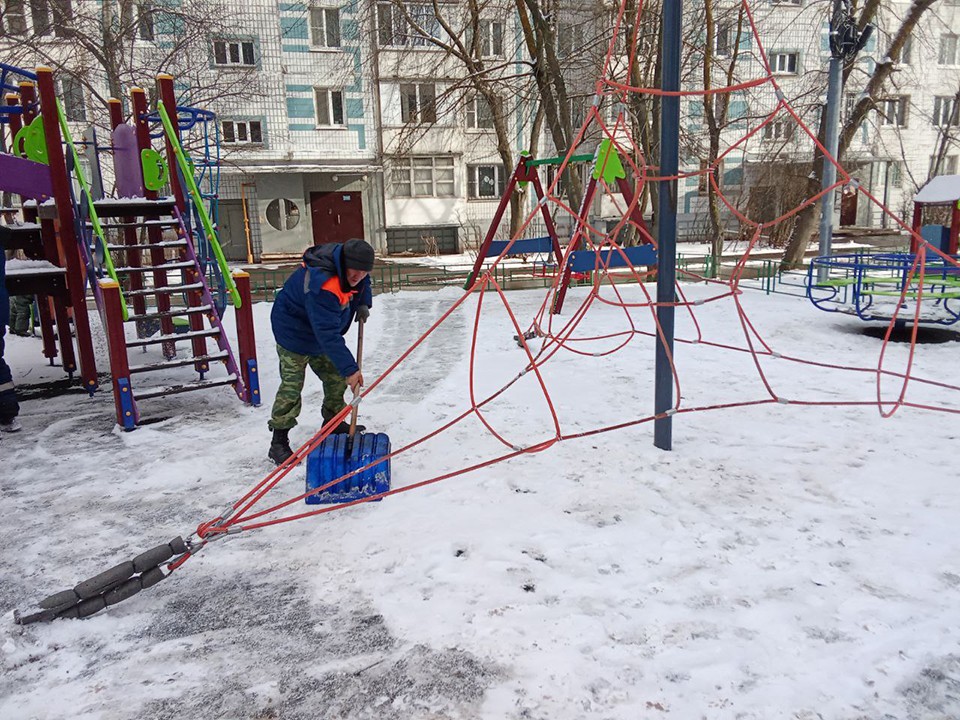 Детскую площадку в Ивантеевке очистили от снега и не засыпали солью