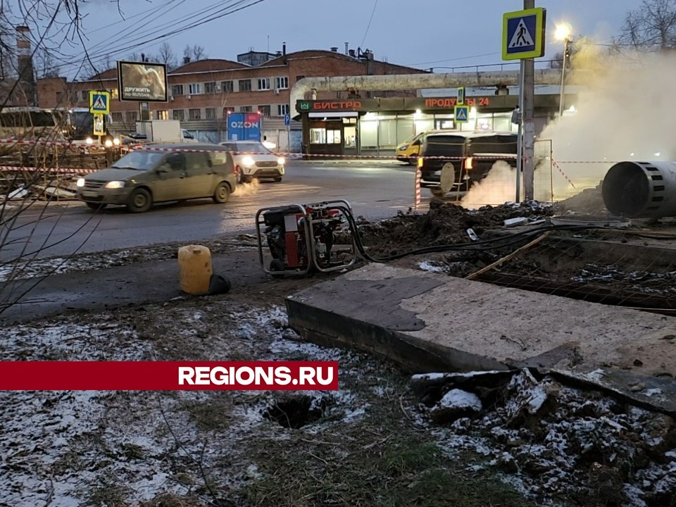 Во дворах на улице Гоголя и проспекте Мира откачали кипяток с улиц
