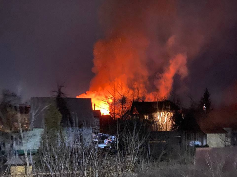 Пожар перекинулся на соседние дома в Кореневе