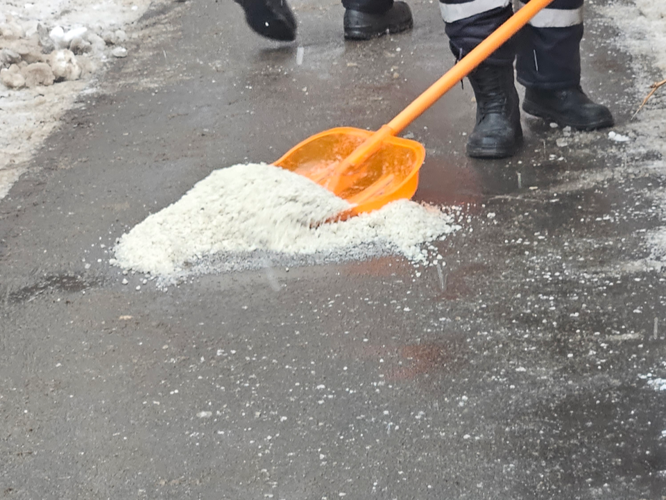 Во дворах на Дугина, Гарнаева и Чкалова устранят замечания по уборке снега и случайного мусора