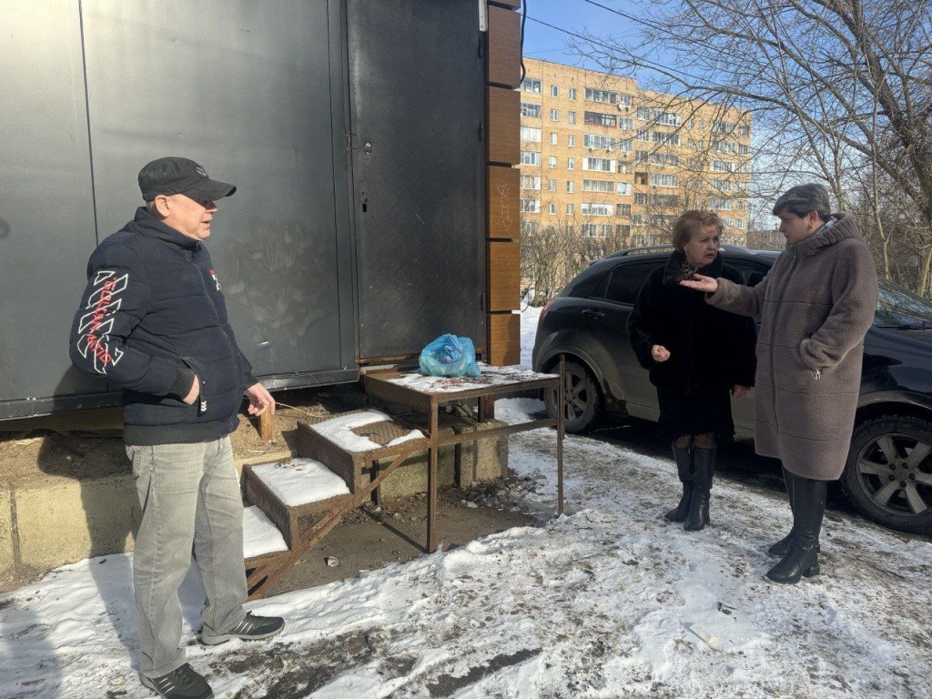 На углу павильона в центре Сергиева Посада уберут навалы мусора