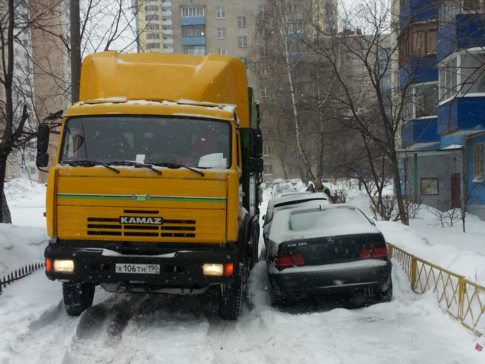 Лосинопетровцы могут пожаловаться на плохо припаркованные машины