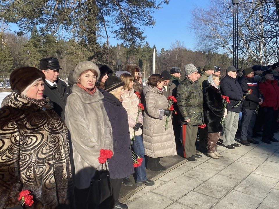 Жители Власихи возложили цветы к памятнику в сквере Маршала Жукова