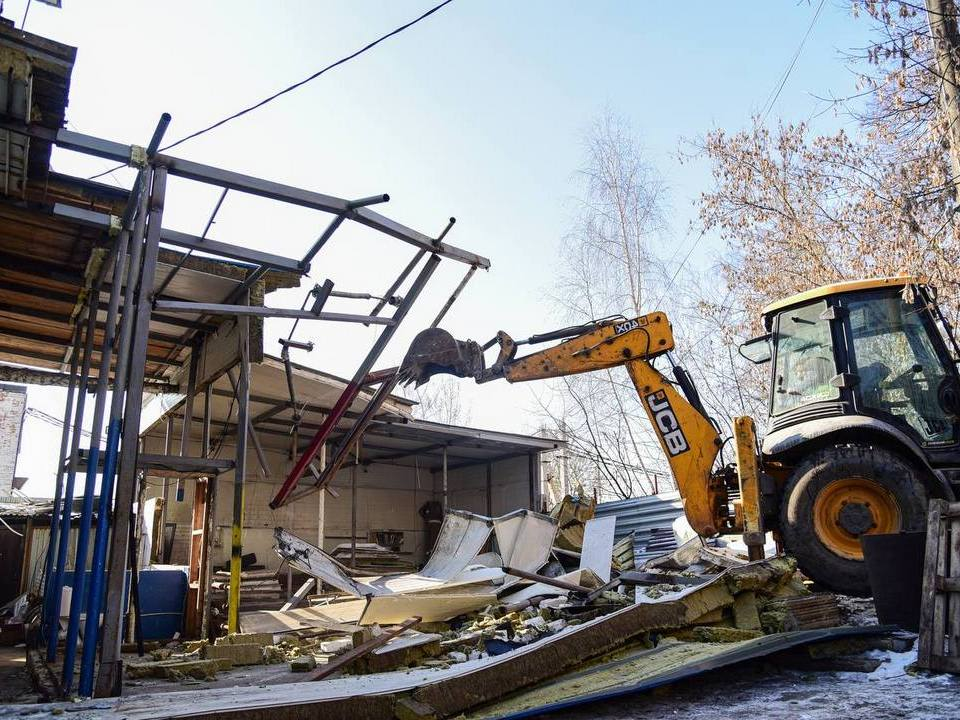 Незаконный автосервис и палатки снесли в Пироговском