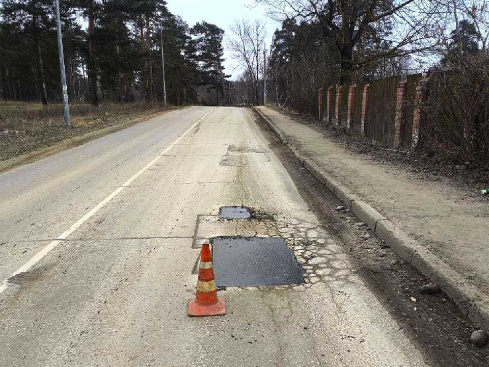 Ямочный ремонт выполнили дорожники в поселке Пять Крестов