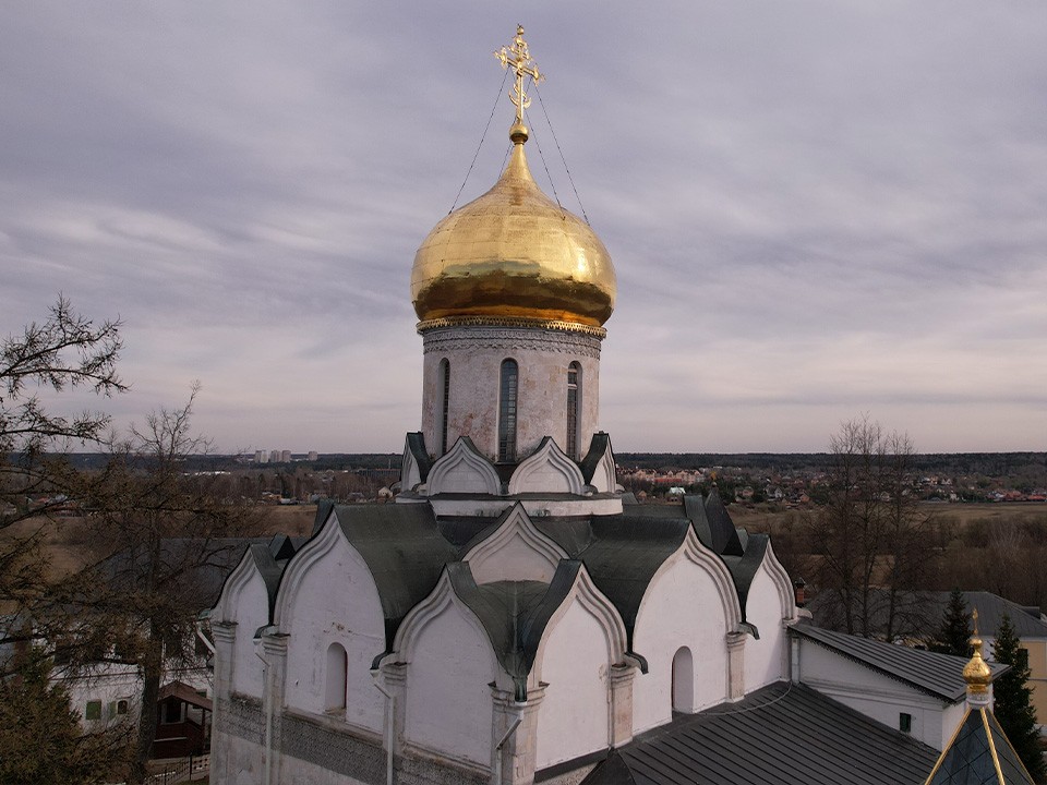 Для реставрации собора в Саввино-Сторожевском монастыре используют микроскоп