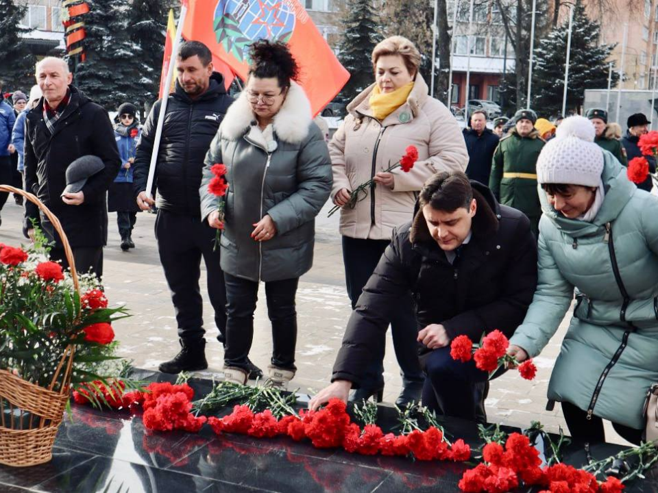 В Егорьевске жители возложили цветы к Мемориалу воинской славы