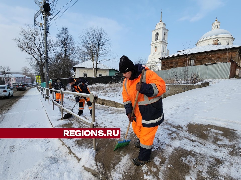 Коммунальщики Серпухова очищают город от снега после ночного снегопада