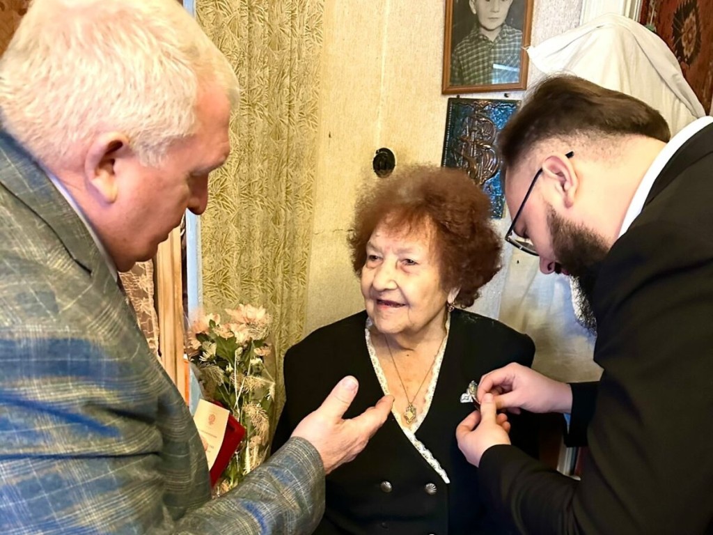 Ветерану из Наро-Фоминска Софье Суриной вручили медаль в честь 80-летия Победы