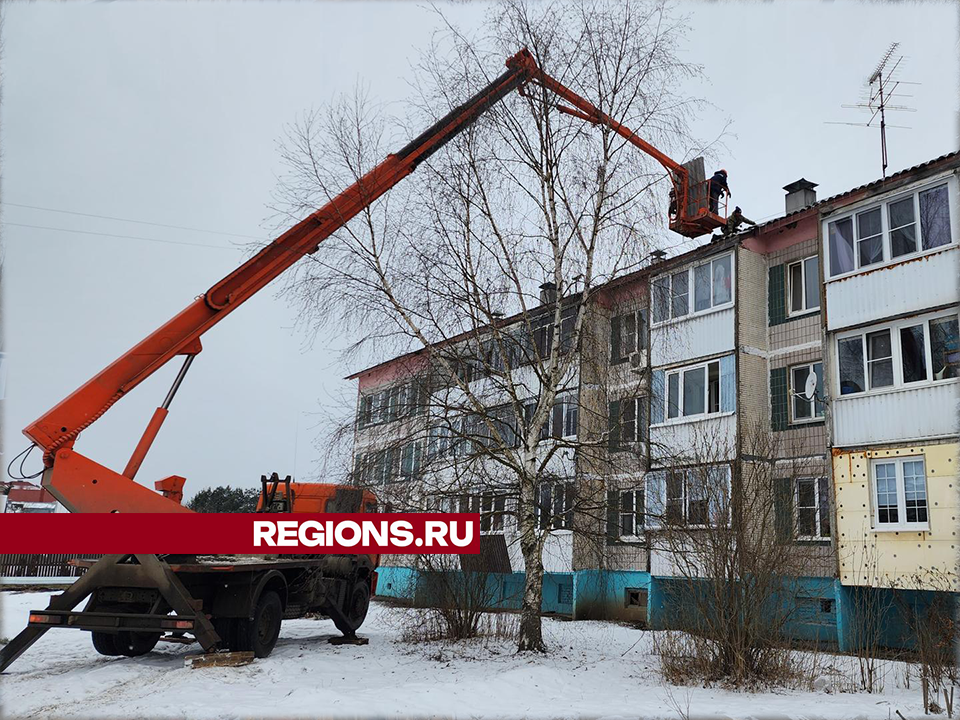 Коммунальщики в Истре отремонтировали дырявую крышу дома