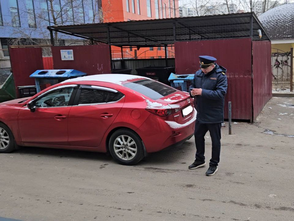 Парковка у контейнерных площадок стала дорогой: штрафы и умные камеры на страже чистоты