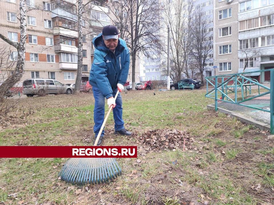 Подольские коммунальщики достали грабли посреди зимы