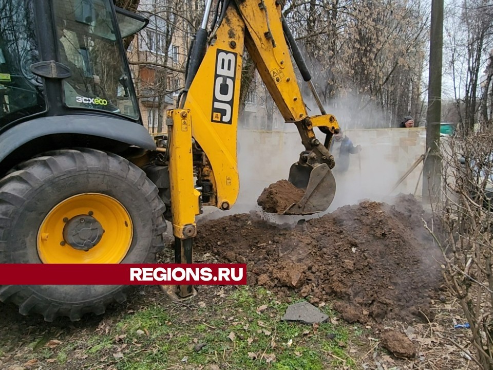 Специалисты устраняют утечку на трубопроводе на Юбилейном проспекте в Химках