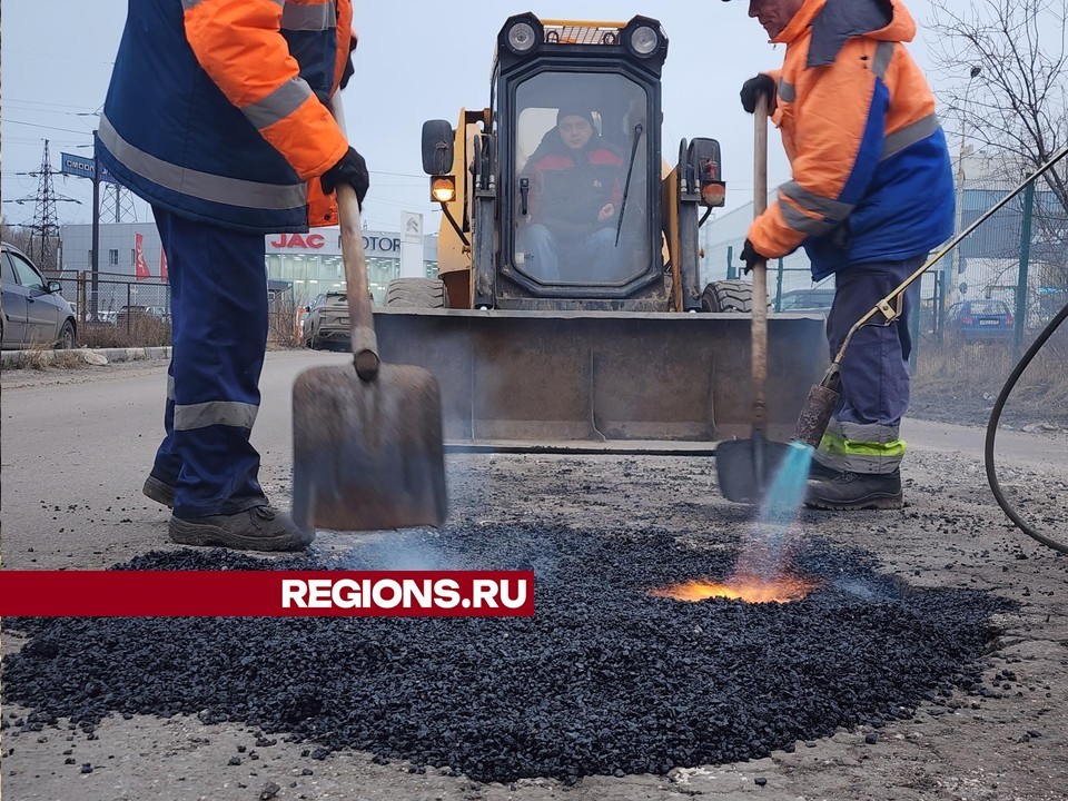 Ямы на двух улицах города залатали холодным асфальтобетоном