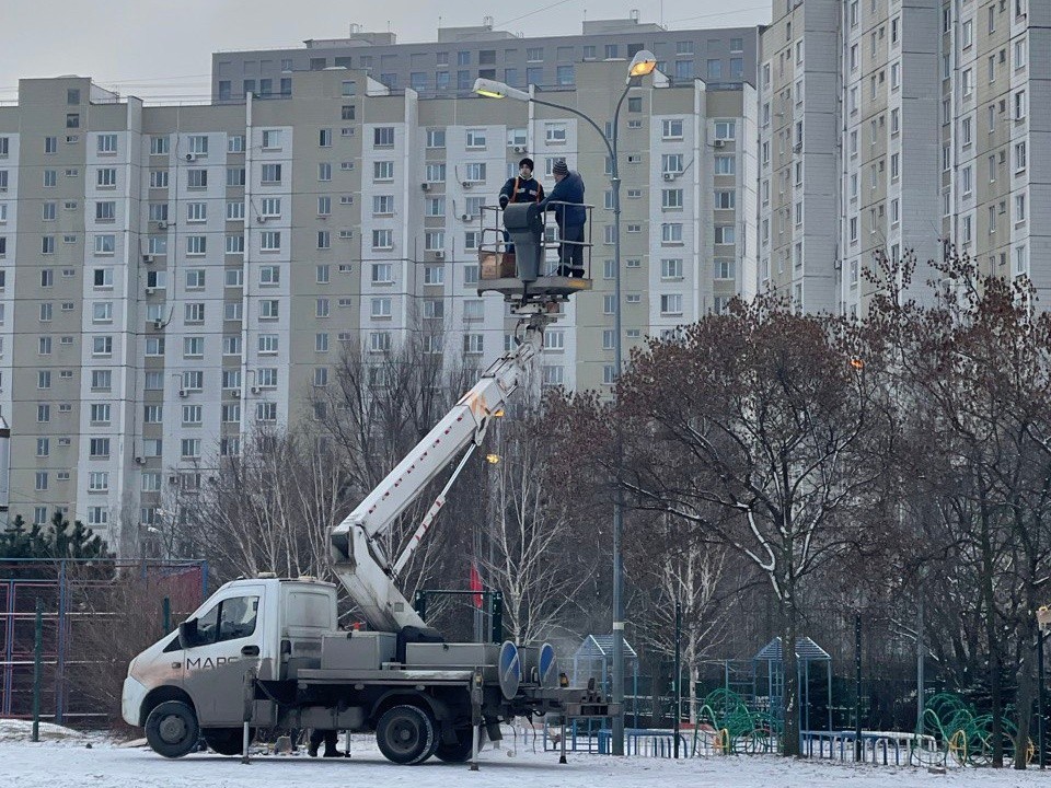 На стадионе лингвистической гимназии в Одинцове отремонтировали освещение