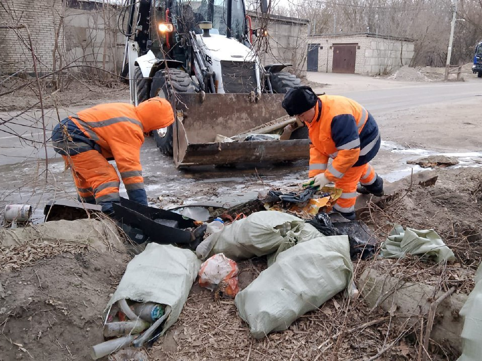 Три самосвала использовали для ликвидации свалки бытовых отходов в Дзержинском