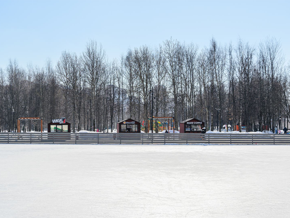 В Городском парке Долгопрудного начали заливать лед для катка