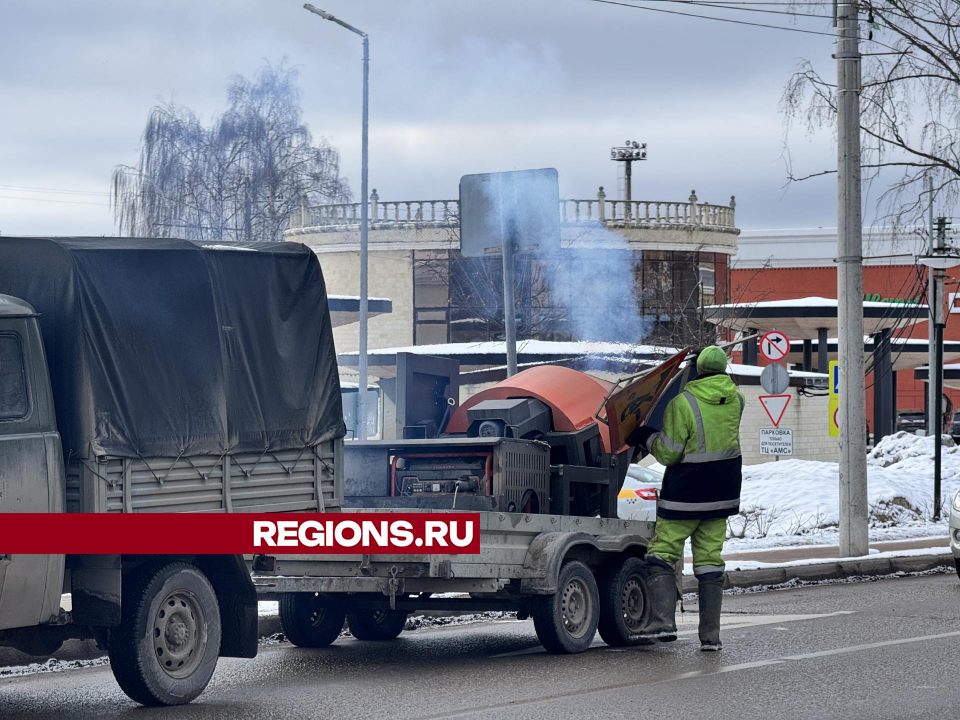 Коммунальщики Шаховской залатали ямы на главной автодороге поселка